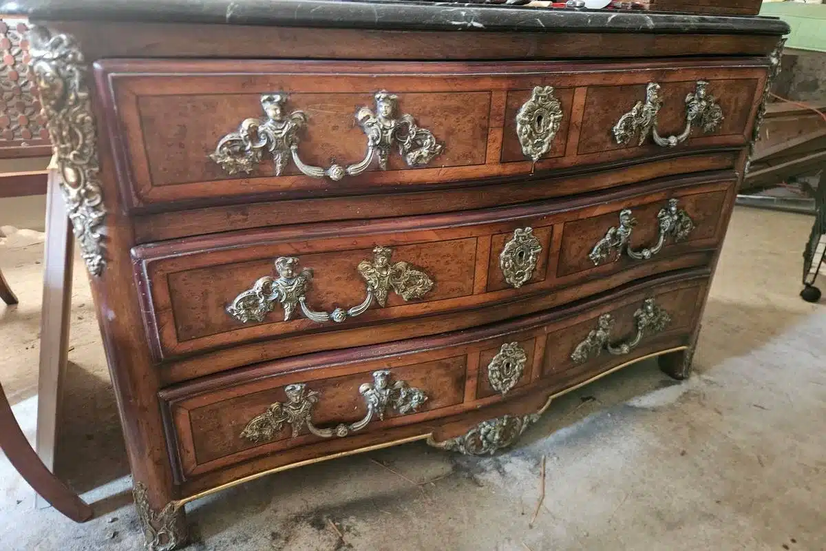 Commode ancienne en marqueterie illustrant un meuble ancien acheté par Antiquités Maillot à Grenoble après estimation.