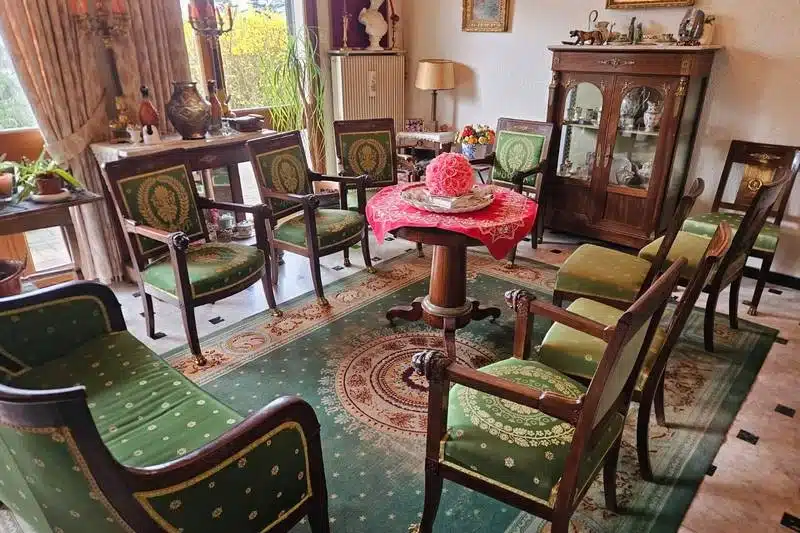Débarras d'une maison avec des meubles et objets anciens