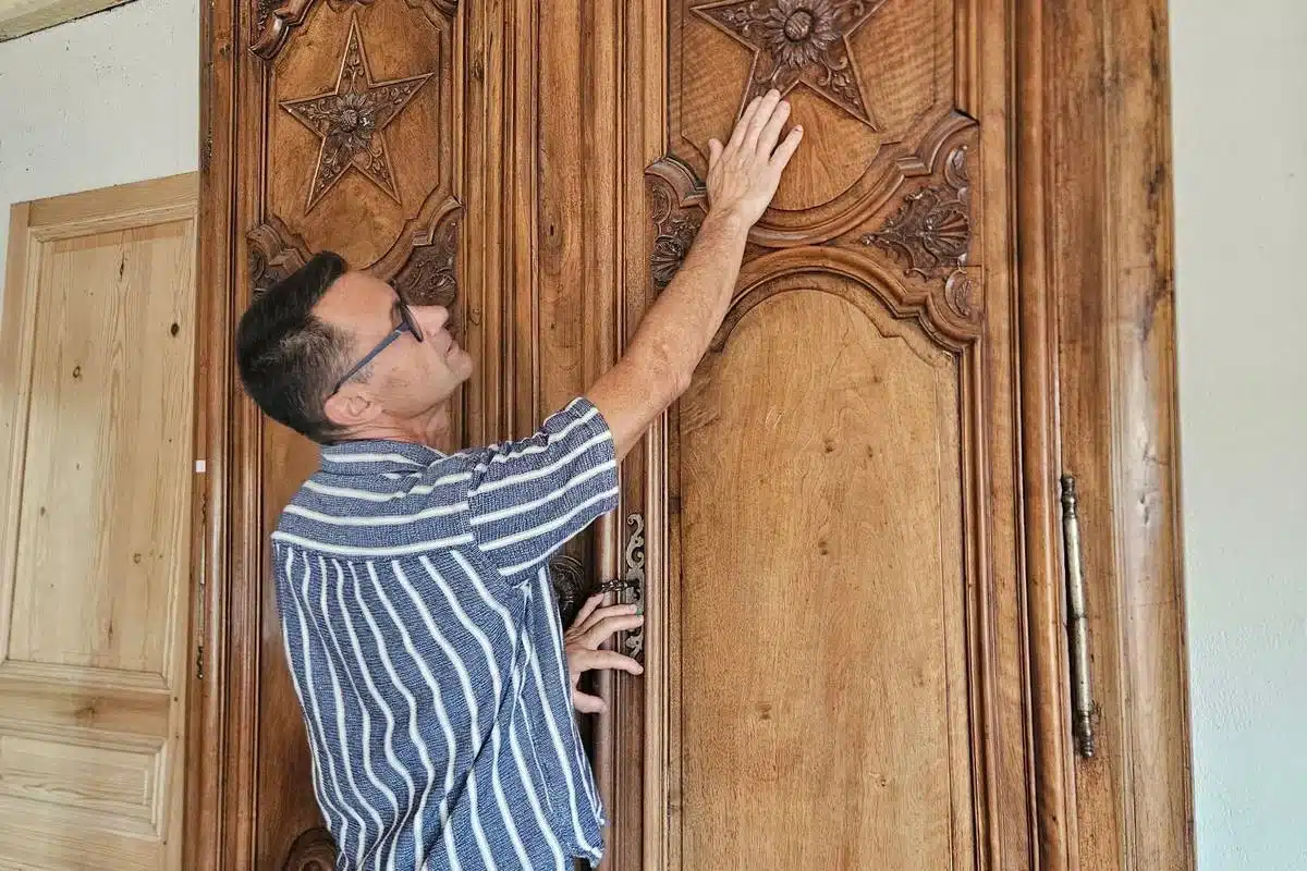 Antiquaire examinant un meuble ancien pour en évaluer la valeur