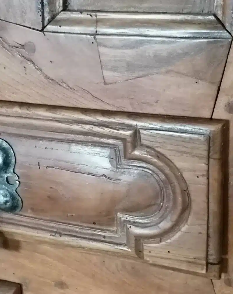 Détail d'une restauration visible sur un meuble ancien