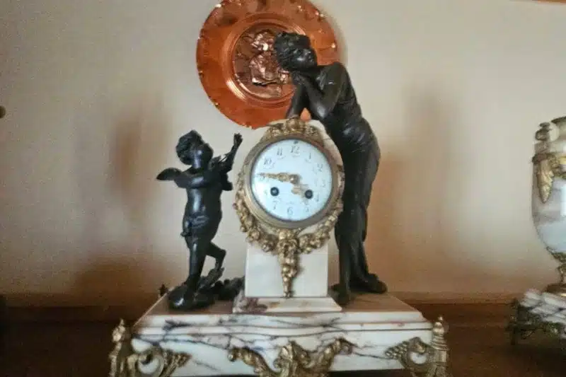 Meubles et objets anciens à estimer dans une maison après une succession